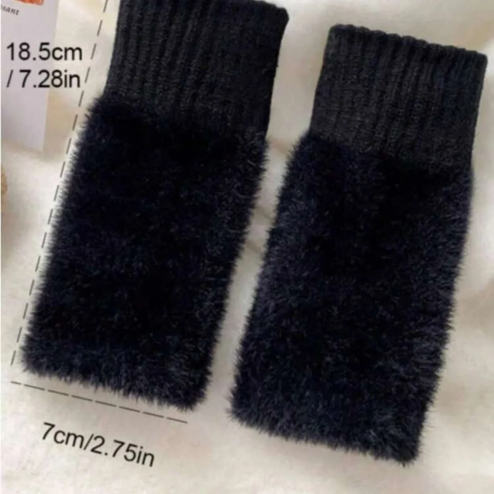 2Pair Of Elegant Black Fur-Trimmed Gloves
